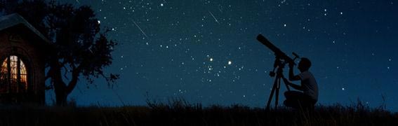 Observación de la bóveda celeste a través de un telescopio