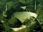 El radiotelescopio de Arecibo desde el aire.