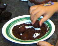 Rebozando las trufas con m�s chocolate todav�a