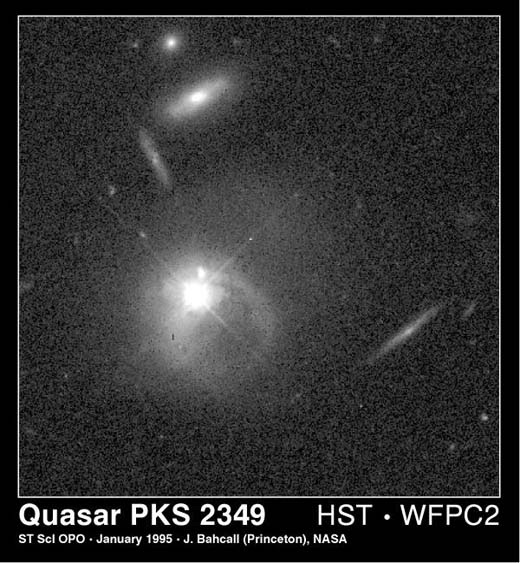 Quasar PKS 2349 fotografiado por el Hubble. Es uno de los objetos más lejanos que conocemos.